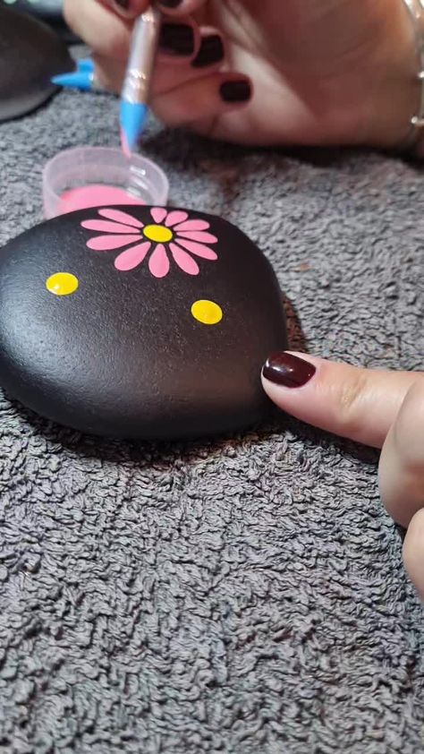 🌼DAISIES WITH SILICONE TOOLS🌼 I'm NO YouTube whizz, but for those that asked, hope this helps. It's filmed with my phone standing in my dotting tool... | By Creative Workshops Paint Daisies, Paint Stone, Back Lift, Paint Making, Different Tools, Creative Workshops, Daisy Petals, Mandala Rock Art, Daisy Painting