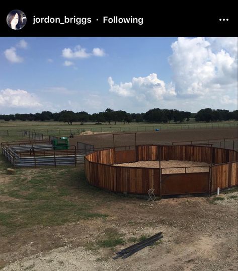 Backyard Horse Arena, Round Pens For Horses, Barn Organization, Ranch Plans, Equine Facility, Cattle Corrals, Small Horse Barns, Barrel Horses, Equestrian Stables