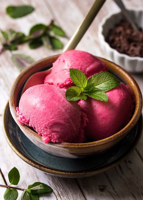 Raspberry Frozen Yogurt, Zucchini Cheddar, Orange Raspberry, Frozen Yogurt Recipes, Raspberry Yogurt, Cheddar Biscuits, Cold Treats, Lemon Sauce, Yogurt Recipes