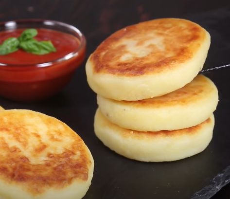 Easy potato cheese pancake recipe makes perfect on-the-go meal Potato Cheese Pancakes, Crispy Potato Pancakes, Arepas Recipe, Mashed Potato Pancakes, Potatoe Pancake Recipe, Flavored Pancakes, Healthy Pancake Recipes, Potato Cheese, Flour Pancakes