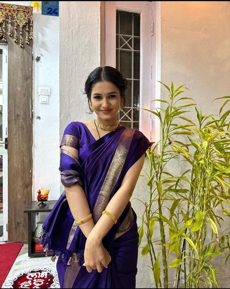 ig.vaishnavimahadik7 Simple Saree Designs, Bollywood Hairstyles, Fancy Sarees Party Wear, Saree Poses, Desi Fashion Casual, Casual Indian Fashion, Simple Sarees, Indian Fashion Saree, Saree Designs Party Wear