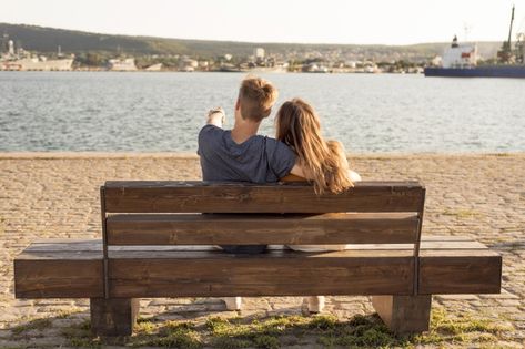 Back view couple sitting on a bench | Free Photo #Freepik #freephoto Archangel Jophiel, People Hugging, Sitting On A Bench, Couple Sitting, Elderly Couples, News Paper, Interracial Couples, In God We Trust, Romantic Dates