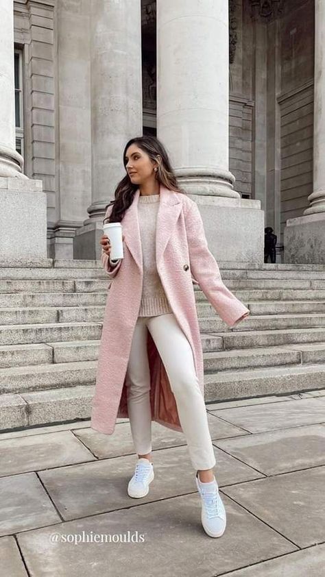 Pink Coat Outfit Winter, Outfit Rosa, Winter Coat Outfits, Look Rose, Outfits For Fall, Look Formal, Winter Fashion Outfits Casual, Date Outfit Casual, Printed Pleated Skirt