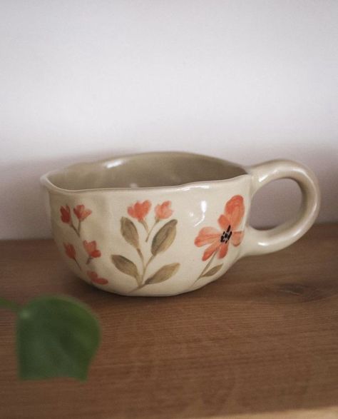 Clay Mugs Diy, Pottery Cottagecore, Ceramic Painting Ideas Mugs, Clay Coffee Cup, Itsekovettuva Savi, Cup Aesthetic, Ceramic Cafe, Clay Mug, Clay Cup