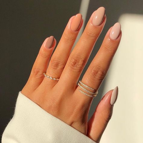 Neutral Classy Nails, Ongles Beiges, Neutral Nails Acrylic, Engagement Nails, Graduation Nails, September Nails, Edgy Nails, Beige Nails, Minimal Nails