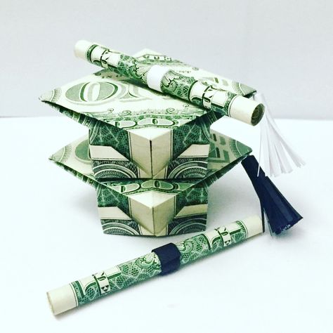 Money origami graduation set Origami Graduation Cap, Gift Origami, Mario Crafts, Valentine Paper Crafts, World Wonders, Graduation Bear, Origami Gifts, Graduation Money, Diy Graduation