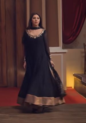 Qawali Night Outfits Black, Mahira Khan Black Dress, Black Desi Dress, Fall Black Dress, Mahira Khan Dresses, Dress Designing Ideas, Desi Fits, Desi Dress, Shadi Dresses