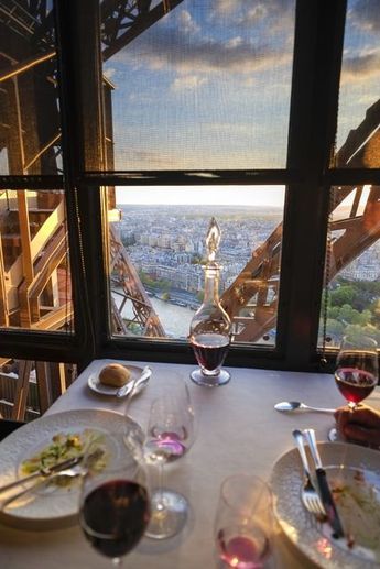 Dinner at Le Jules Verne in the Eiffel Tower What a View... Places To Eat In Paris, Where To Eat In Paris, Paris Weekend, Eat In Paris, Paris Sightseeing, Best Restaurants In Paris, Luxury Safe, Restaurants In Paris, Paris Travel Tips