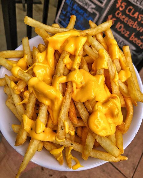 Cheesy Fries, Yummy Comfort Food, Food Drinks Dessert, Food Goals, Food Obsession, French Fries, Yummy Food Dessert, Pretty Food, Food Cravings