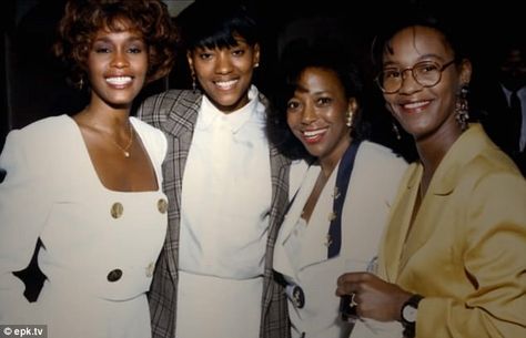 Houston's assistant and close friend Robyn Crawford ((center) appears to be a huge topic i... Robyn Crawford, Kevin Mcdonald, Cissy Houston, Whitney Houston Pictures, Paula Abdul, Hair Wrap Scarf, Celebrities Before And After, Inspiration Instagram, Whitney Houston