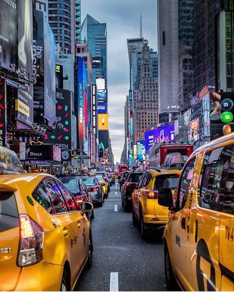 Rush hour New York city. Follow ✔@beautyofunitedstates for the best daily travel content 📷 Picture b Usa Culture, Photographie New York, Manhattan Times Square, New York Taxi, New York Photography, New York Pictures, Manhattan Nyc, New York Photos, Midtown Manhattan