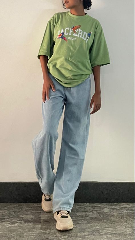 Over Sized Tshirt Aesthetic, Green T Shirt Outfit Aesthetic, Olive Tshirt Outfits, Light Green Tshirt Outfit Woman, Cargo And Oversized Shirt, Overzied Tshirt Outfit, Green Shirt Outfit Aesthetic, Oversized Tshirt Ideas, Green Shirt And Jeans Outfit