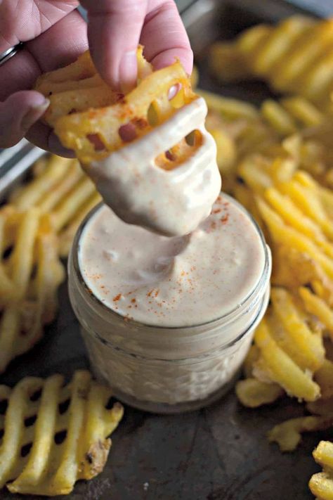 Creamy Fry Sauce Recipe | This Creamy Fry Sauce Recipe is a perfect accompaniment to your favorite fries. So easy to whip up in minutes, you'll be making this yummy sauce to top burgers, rice, hash browns, and more! #FrySauce #Sauce #DippingSauce #FrenchFries #Fries #WaffleFries #YumYumSauce #MomNeedsChocolate Fry Dipping Sauce Recipes, Easy Sides With Burgers, Fry Toppings, Dipping Sauce Recipes, Fry Sauce Recipe, Creamy Dipping Sauce, Yum Yum Sauce, Waffle Fries, Fry Sauce