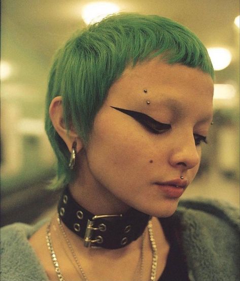 Extreme Mullet Women, Baby Bangs Mullet, Goth Pixie Cut, Short Goth Haircuts, Moss Green Hair, Nice Hairstyles, Makeup Photos, Drag Make-up, Smink Inspiration