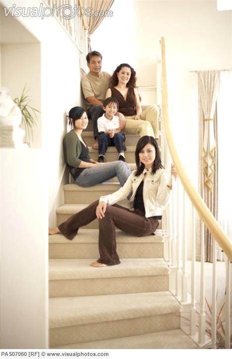 on stairs idea Photoshoot Stairs, Pictures On Stairs, Stairs Photoshoot, Indoor Family Photography, Indoor Family Photos, Large Family Poses, Large Family Photos, Indoor Family, Home Photo Shoots