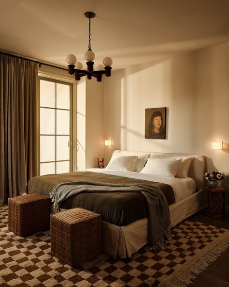 Spanish Organic Modern, Modern Spanish Style Bedroom, Moody Guest Room, Modern Spanish Bedroom, Four Poster Bedroom Ideas, Spanish Revival Bedroom, Spanish Style Bedroom, Brooklyn Bedroom, Cozy Guest Bedroom