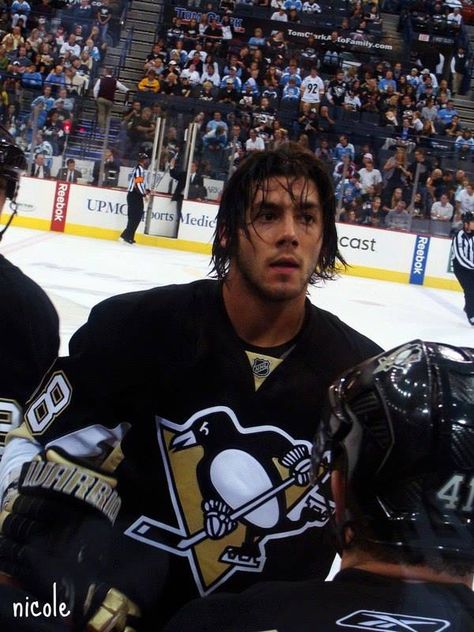 Kris Letang, Penn State Football, Hot Hockey Players, Pittsburgh Sports, Pittsburgh Penguins Hockey, Penguins Hockey, Make Her Smile, Aesthetic People, Hockey Teams