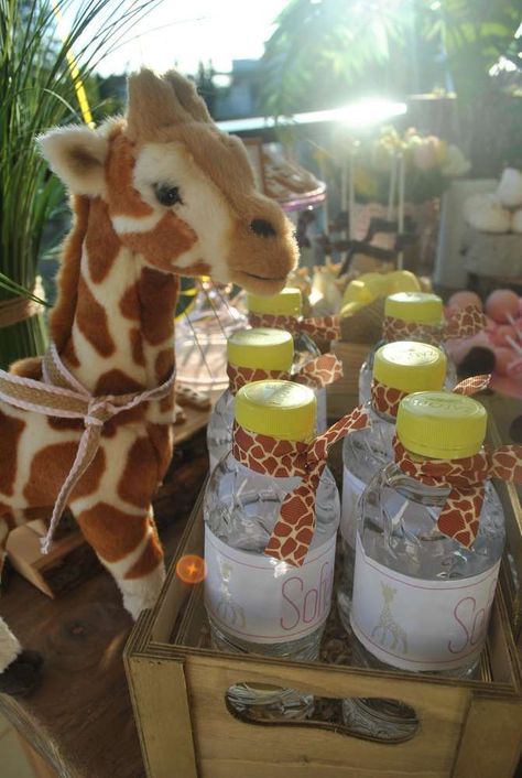 Drinks at a giraffe baby shower party! See more party planning ideas at CatchMyParty.com! Giraffe Gender Reveal Ideas, Giraffe Shower Ideas, Giraffe Baby Shower Theme, Giraffe Cupcakes, Giraffe Birthday Parties, Baby Shower Brunch Food, Zoo Baby Shower, Sophie The Giraffe, Giraffe Theme