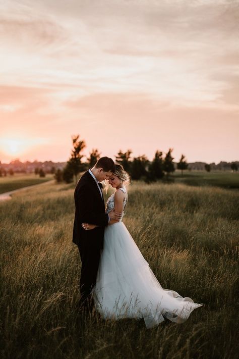 Sunset Wedding Photo Ideas #wedding #weddings #weddingideas #hmp #weddingphotos Romantic Sunset Wedding, Wedding Photography Bridal Party, Country Wedding Photos, Sunset Wedding Photos, Rustic Wedding Photography, Wedding Portrait Poses, Illinois Wedding, Bride Groom Photos, Wedding Photography Bride