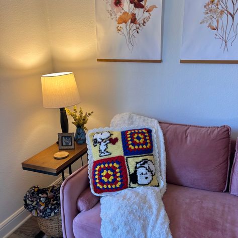 crocheted snoopy pillow Crochet House Pillow, Crochet Project Aesthetic, Aesthetic Crochet Decor, Crocheted Room Decor, Crochet Pillow Aesthetic, Crochet Dorm Decor, Crochet Blanket Aesthetic, Crochet College, Crochet Nook