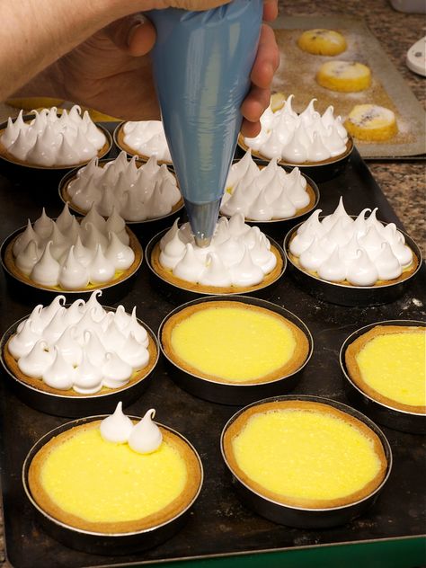 photo of Lemon Meringue Pie Mini Lemon Meringue Pie Recipe, Lemon Meringue Pie Mini, Monoportion Dessert, Mini Puddings, Lemon Meringue Tartlets, Mini Lemon Meringue Pies, Lemon Meringue Pie Easy, Best Lemon Meringue Pie, Lemon Meringue Pie Recipe