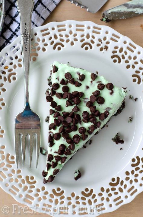 Creamy, minty filling dotted with mini chocolate chips all on top of a crunchy mint Oreo cookie crust. via @frshaprilflours Mint Chocolate Chip Pie, Mint Chocolate Recipes, Cupcakes Fruit, Recipes Cheesecake, Chocolate Chip Pie, Cookies Wedding, Dessert Places, Mint Oreo, Oreo Cookie Crust