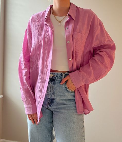 How To Style Pink Blouse, Pink Linen Button Down, How To Style Pink Button Up, Pink Satin Button Up Outfit, Button Up Linen Shirt Outfit, Pink Shirt Jacket Outfit, Shirt Casual Outfit Woman, Pink Linen Blouse Outfit, Pink Linen Button Down Outfit