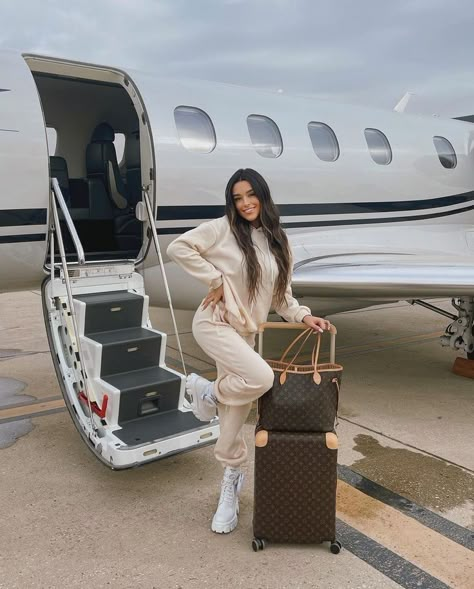 Travel Outfit Plane Cold To Warm, Casual Airport Outfit, Airport Outfit Summer, Jet Privé, Travel Outfit Plane, Airport Pictures, Airport Fits, Luxury Lifestyle Women, Rich Girl Lifestyle