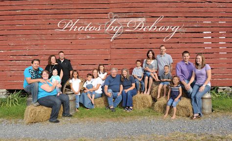 Family Farm Photos, Large Family Photo Shoot Ideas, Western Family Photos, Family Photos Ideas, Farm Family Pictures, Western Family, Large Family Portraits, Large Family Poses, Big Family Photos