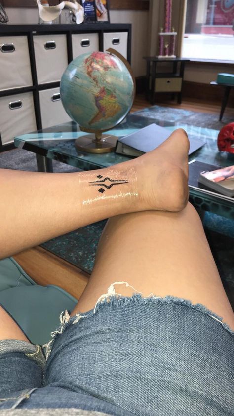 Star Wars Fulcrum Tattoo, Clone Wars Tattoo Small, Small Ahsoka Tattoo, Ahsoka Tano Tattoo Simple, Star Wars Henna Designs, Female Star Wars Tattoo, Ashoka Tano Tattoo Small, Ashoka Star Wars Tattoo, Little Star Wars Tattoos