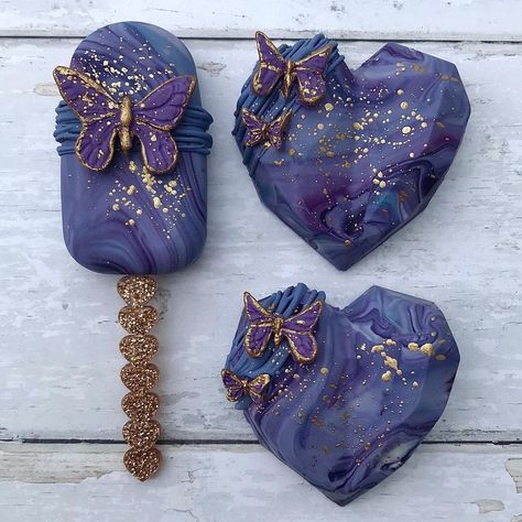 Sophie | Cake Maker St.Annes’s Instagram post: “🦋 PURPLE & BLUE MARBLE BUTTERFLY TREATS 🦋 • •Butterfly mould/ Popsicle mould/ Geo heart mould, @colour.mill purple, Tiffany & navy, and…” Geo Heart Cake, Butterfly Treats, Cake Maker, Cake Candy, Popsicle Molds, Cake Makers, Candy Cookies, Heart Cake, Blue Marble