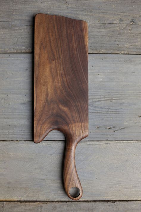 Walnut Chopping Board, Black Walnut Wood Projects, Wooden Chopping Board Ideas, Chopping Board Ideas, Walnut Wood Projects, Serve Board, Charcuterie Board Diy, Rangement Art, Chopping Board Design