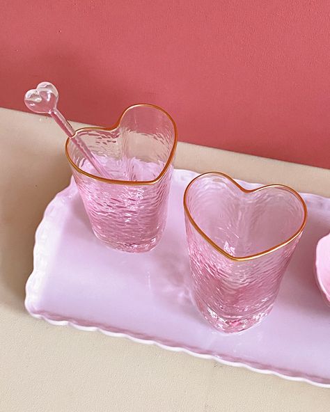 Pink Heart Longdrink Glass #heartglasses #hearttumbler Heart Spoon, Rose Gold Aesthetic, Wedding Tableware, Pink Glassware, Pastel House, Pink Cups, Beautiful Landscape Wallpaper, Cute Cups, Apartment Inspiration