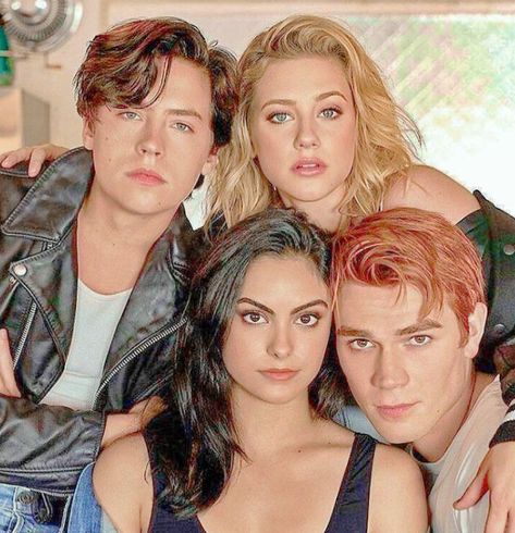 Veronica Archie, Archie Betty And Veronica, Archie Jughead, Betty Veronica, Archie Comic Books, Archie And Betty, Riverdale Characters, Skeet Ulrich, Kj Apa