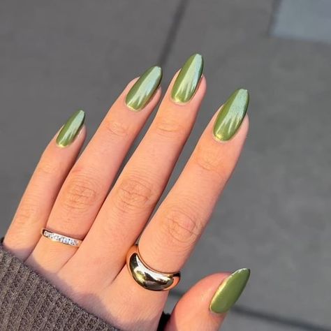 Hailey Bieber’s nail combo 🧸🤍 • @opi’s chrome powder +pale to the chief (linked on my LTK) • @beetlesgelpolish top coat (on my amazon… | Instagram Aesthetic Nails Green, Olive Nails, 20 Aesthetic, Chrome Nails Designs, October Nails, Aesthetic Nails, Nails Green, Green Nail, Vibrant Nails