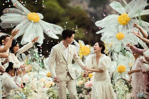 Daisy Themed Wedding, Daisy Wedding Theme, Wedding In Thailand, Thailand Wedding, Daisy Wedding, Wedding Backdrop Design, Wedding Backdrop Decorations, Other World, Wedding Party Ideas