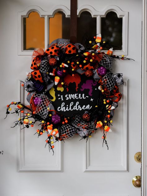 Halloween Door Decorations Hocus Pocus, Hocus Pocus Wreath Diy, Hocus Pocus Office Door Decorations, Hocus Pocus Halloween Wreath, Hocus Pocus Wreath, Hocus Pocus Diy, Disney Villian Wreath, Hocus Pocus Halloween Decor, Arts And Crafts Interior Design