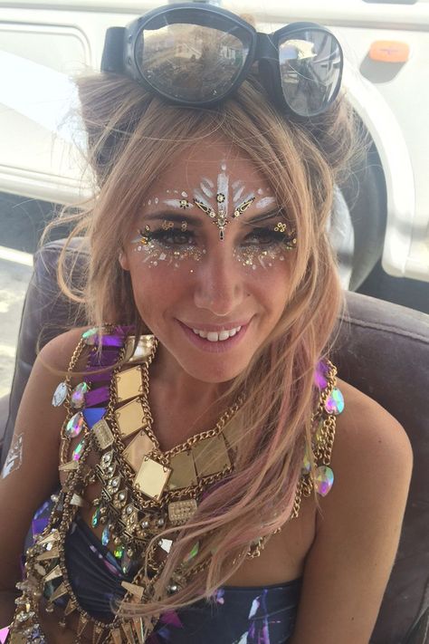 Warning: You'll want to reach for the glitter pot after you've seen these Burning Man beauty looks... Estilo Burning Man, Psytrance Clothing, Burning Man Style, Rave Halloween, Festival Face Paint, Make Carnaval, Festival Makeup Rave, Makeup And Accessories, Festival Makeup Glitter