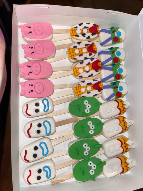 Toy Story Sweet Table, Toy Story Cakesicles, Toy Story Rice Krispy Treats, Toy Story Dessert Ideas, Toy Story Desserts, Toy Story Treats, Toy Story 1st Birthday, Toy Story Cake Pops, Cake Sickles