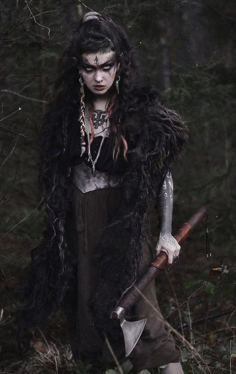 Vikings Halloween, Viking Party, Viking Aesthetic, Haunted Hayride, Strega Fashion, Goth Subculture, Norse Pagan, Viking Woman, Witchy Fashion