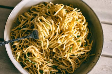 Pasta Aglio e Olio Aglio E Olio Recipe, Pasta Aglio E Olio, Wine Pasta, Pasta Aglio, Aglio E Olio, Creamy Pasta Recipes, Creamy Pasta, Slow Cooker Beef, Mixed Greens