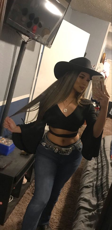 Takuache Girl Outfits, Black Cowboy Hat, Cowgirl Style Outfits, Latina Outfits, Wilde Westen, Latina Fashion Outfits, Western Wear Outfits, Rodeo Outfits, Western Style Outfits