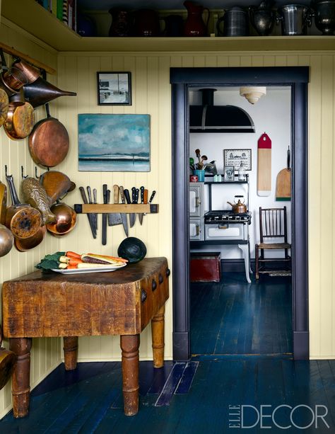 15 Kitchens That Make The Case For Rustic Style - ELLEDecor.com Kitchen Design Pictures, Rustic Country Kitchens, Country Kitchen Designs, Decor Ikea, Classic Kitchen, Country Kitchen Decor, Country Decor Rustic, Pots Pans, Blue Kitchens