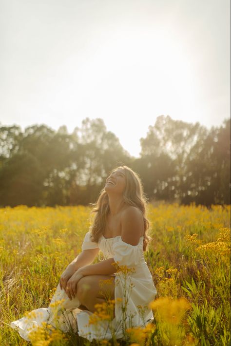 Class Ring Senior Pictures, Boho Senior Photos, Chair Pictures Photo Shoot, Photoshoot Ideas Western, Boho Senior Pictures, Pretty Senior Pictures, Senior Casuals, Individual Poses, Poses Tips