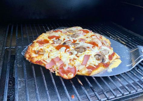 Smoked Pizza On Pellet Grill, Pizza On Pellet Grill, Pizza On The Smoker, Pellet Grill Pizza, Cooking Homemade Pizza, Pizza On The Grill, Smoked Dishes, Grill Pizza, Cast Iron Pizza