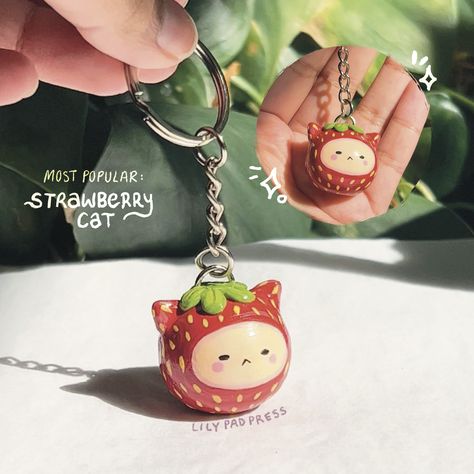 DM me on IG to order! Customizable fruit cats available <3 #polymerclay #cats #polymerclaycrafts #accessories #claycrafts #diykeychain #strawberry #claycharms Cute Clay Accessories, Cute Things With Clay, Clay Art Keychain, Clay Strawberry, Cat Clay, Strawberry Keychain, Clay Fruit, Strawberry Cat, Clay Cat