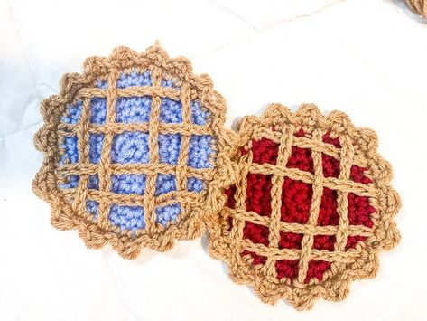 Crochet Pie Coasters Are the Ultimate Cozy Craft | ehow.com Crochet Pie Coasters Free Pattern, Crochet Pie, Diy Sock Puppets, Pie Crochet, Colorful Table Decor, Crochet Pot Holder, Diy Mittens, Homemade Christmas Presents, Crochet Pot