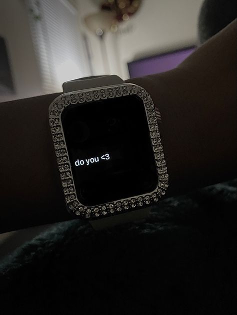 Apple Watch Pictures, Baddie Apple Watch Wallpaper, Quotes For Apple Watch Face, Apple Watch Ideas, Apple Watch Aesthetic Bracelets, Quotes Apple Watch, Pinterest Wrist Apple Watch, Apple Watch Wallpaper Quotes, Apple Watch Quotes