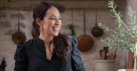 Joanna Gaines Cooks Cheese Balls in Magnolia Table Clip | PEOPLE.com Baked Spinach Artichoke Dip, Joanna Gaines Recipes, Super Easy Appetizers, Cheese Dipping Sauce, Appetizers Cheese, Magnolia Kitchen, Pretzel Cheese, Tv Talk Show, Magnolia Table