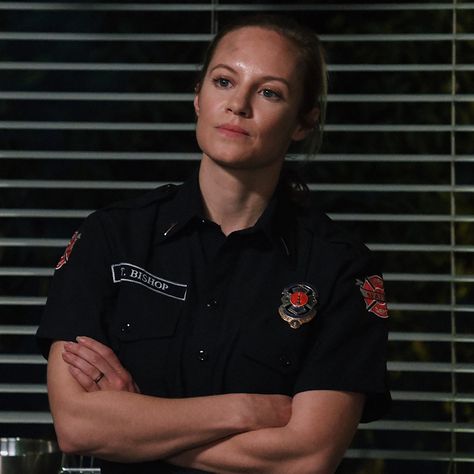 Maya Bishop, Female Firefighter, Station 19, Girlfriend Goals, Police Women, Jennifer Love Hewitt, Jennifer Love, Best Relationship, Greys Anatomy